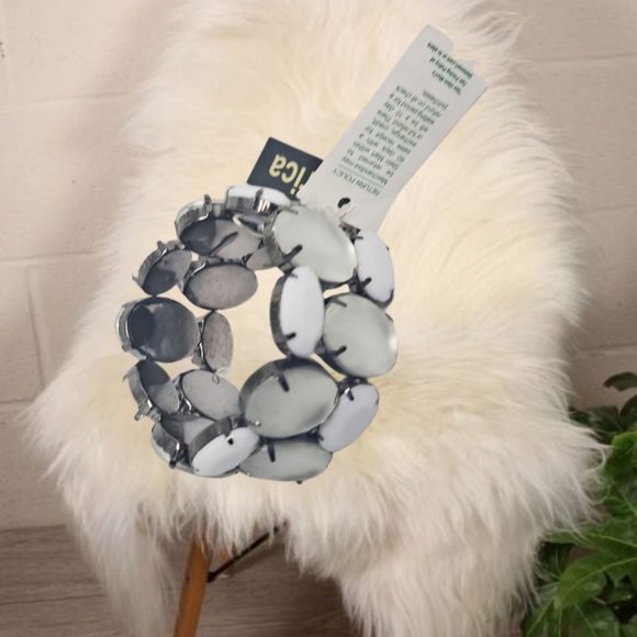 🌲10/$20. Slip-on Bracelet with White and Clear Beads - Picture 4 of 4